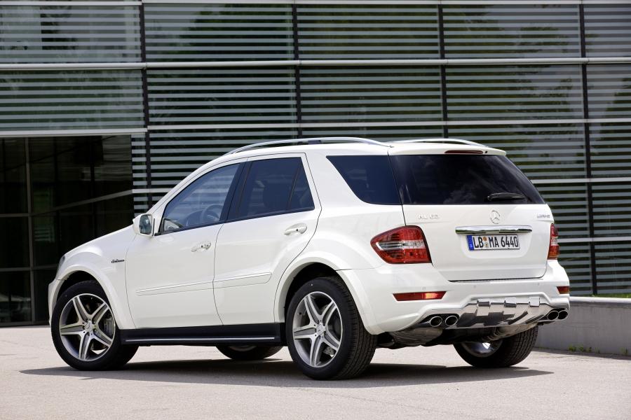  Mercedes-Benz ML63 AMG 2010 года  (фото 12 из 14)